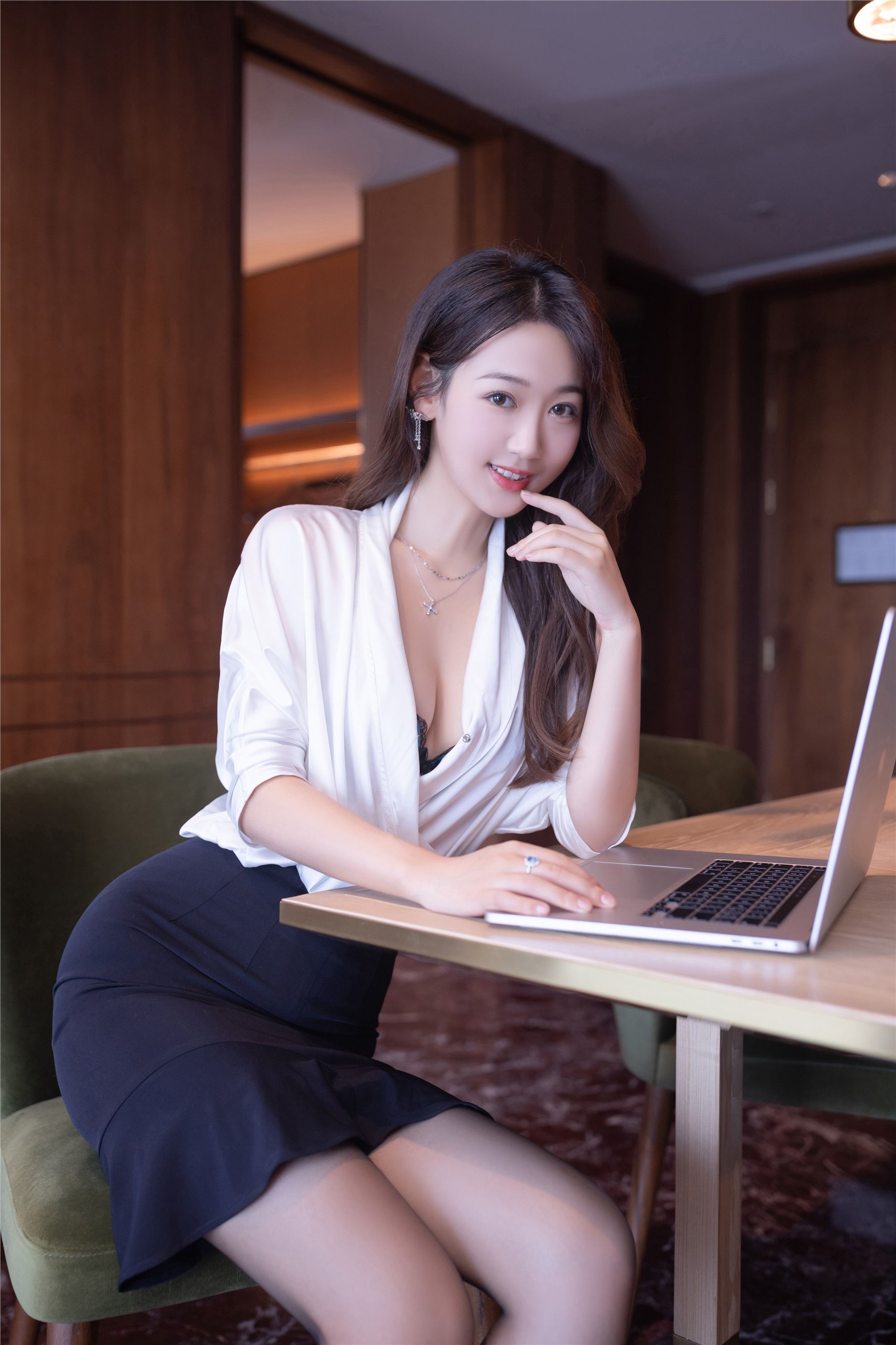 005.唐安琪 – 黑色短裙写真